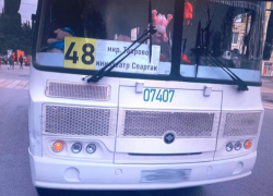 Автобус сбил курьера «Яндекс.Еда» на велосипеде в центре Воронежа