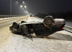 Иномарка перевернулась на крышу после ДТП с фурой на М-4 «Дон»