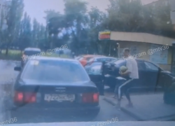 Дерзкая операция по похищению арбуза попала на камеру в Воронеже 