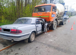 «Волга» выехала на встречку и попала в смертельное лобовое ДТП с бетономешалкой 