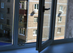 В Воронеже 47-летняя женщина выпала из окна 4 этажа