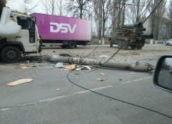Водитель грузовика снес столб в Северном микрорайоне Воронежа