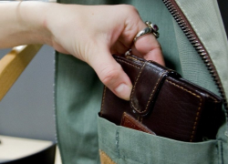 В Воронеже 25-летняя карманница промышляла в отделениях банков