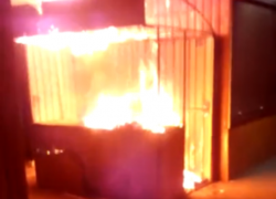 Полыхающий прилавок на рынке в микрорайоне Воронежа сняли на видео