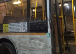 Последствия жесткого столкновения Renault с пассажирским автобусом сняли в Воронеже