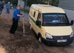 Машина инкассаторов ушла в бездну воронежской дороги 