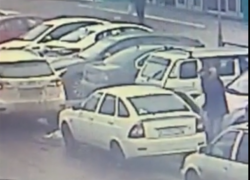 В Воронеже кража из машины попала на видео 