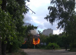 Пожар в заброшенном ангаре тушили 16 спасателей в Воронеже