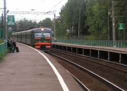 Алексей Гордеев и Олег Пахолков добились от правительства спасения пригородных электричек