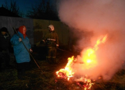 Пенсионерка едва не сгорела, сжигая сухую траву в Воронежской области