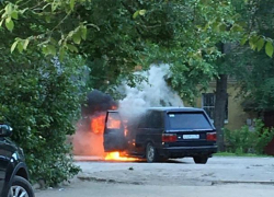 Пылающая иномарка попала на видео в Воронеже