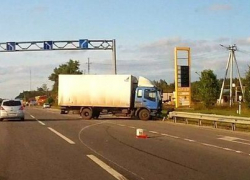 Под Воронежем на съезде с развязки фургон протаранил ограждение