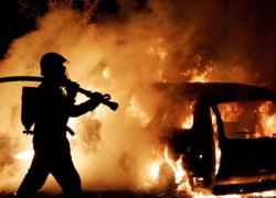 В Воронеже ночью полностью сгорел Mercedes