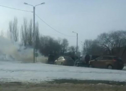 Пылающая на Северном мосту Mazda попала на видео в Воронеже