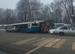 Встреча троллейбуса, автобуса и иномарки в Воронеже обернулась ДТП