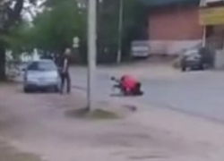 Воронежский таксист отправил в нокаут двух девушек одним движением