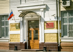 В Воронеже на ступеньках дома нашли труп полуголой женщины