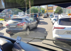 Безжалостные утренние пробки сковали Московский проспект в Воронеже 