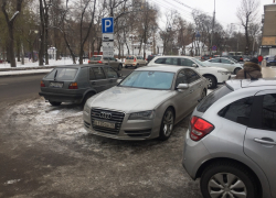 Audi S8 чиновника дерзко наплевал на людей и платные парковки  