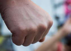 Гоп-стоп: цепочку и крестик за 2 млн рублей отжали у воронежца в подъезде