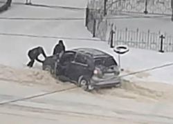 Машины застревают и люди по колено в снегу: обратную сторону работы коммунальщиков показали в Воронеже