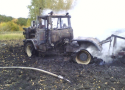 В Воронежской области возле автодороги сгорел трактор
