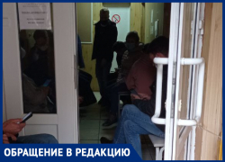 Больные с температурой и кашлем вместе со здоровыми: всех подряд держат в помещении воронежской поликлиники