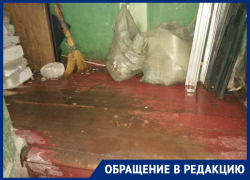 Прорванные трубы подмочили деревянный подъезд и репутацию воронежской УК