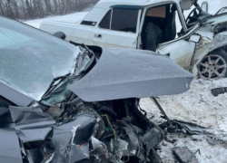 Опубликованы фото с места лобового ДТП с «Волгой» и Kia в Воронежской области