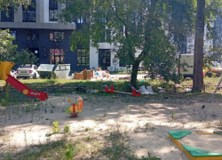 «Дети играют в мусор»: воронежцы пожаловались на соседство детской площадки и мусорного бака