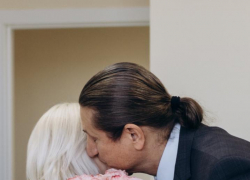 Депутат Госдумы от Воронежской области трогательно поздравил всех мам России