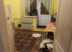 Воронежец с окровавленной шеей сбежал от разъяренной женщины с ножом