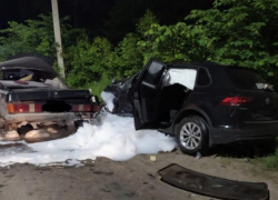 Опубликованы кадры с места ДТП с двумя погибшими под Воронежем 