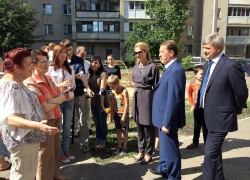 Алексей Гордеев инспектирует дворы Воронежа на комфортабельном Мерседесе с "мигалкой"