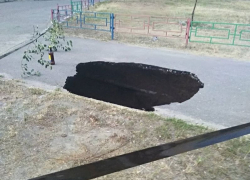 В Юго-Западном микрорайоне Воронежа на дороге провалился асфальт