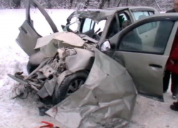 При лобовом столкновении «Рено» и ВАЗа на воронежской трассе погиб один человек, трое ранены