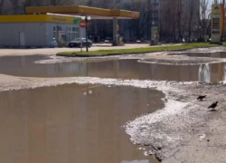 Бескрайнюю водную гладь вместо проезжей части показали на видео в Воронеже