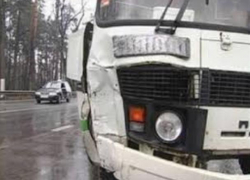 Водитель маршрутного «Пазика» в Воронеже оттирал крыло после ДТП