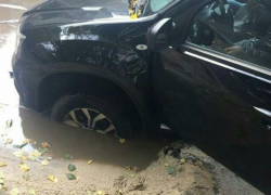 В Воронеже ненасытная лужа "проглотила" два внедорожника за неделю
