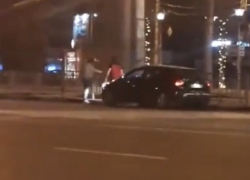 Жестокое избиение горожан огромным мужчиной сняли в Воронеже 