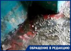 Фекальный поток несколько месяцев бьёт фонтаном прямо в подъезде воронежского дома
