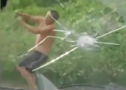 Пьяный воронежский водитель устроил скандал с полицией, разбил чужую машину и получил в лицо 