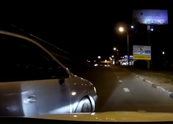 Наглый маневр через три ряда чуть не привел к ДТП в Воронеже