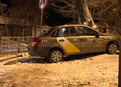 Водитель «Яндекс.Такси» снес металлическое ограждение и вылетел на тротуар в Воронеже 