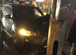 Последствия встречи BMW X5 со столбом сняли в Воронеже 