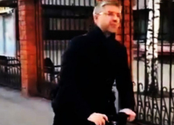 На видео попало, как воронежский депутат Ревенко рассекает на самокате