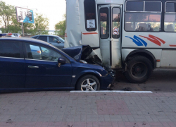 Пьяный водитель Opel протаранил маршрутку на остановке в Воронеже