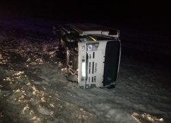 Перевернутый после ДТП Isuzu показали на фото в  Воронежской области 