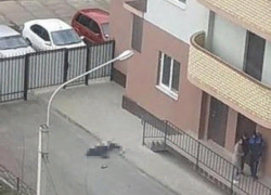 Тело 50-летней женщины нашли во дворе многоэтажки в Воронеже