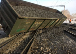 Под Воронежем вагон товарного поезда с углем сошел с рельсов